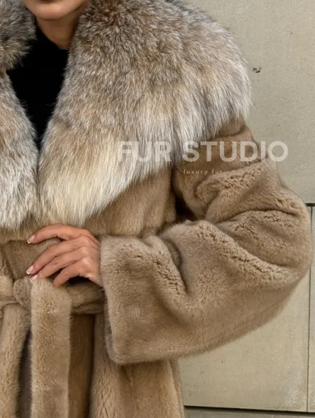 Шуба из норки Caramel с капюшоном из меха рыси - фото 2