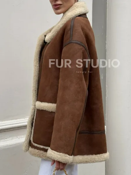 Современная коричневая дубленка из меха кёрли «Casual style» - фото 7
