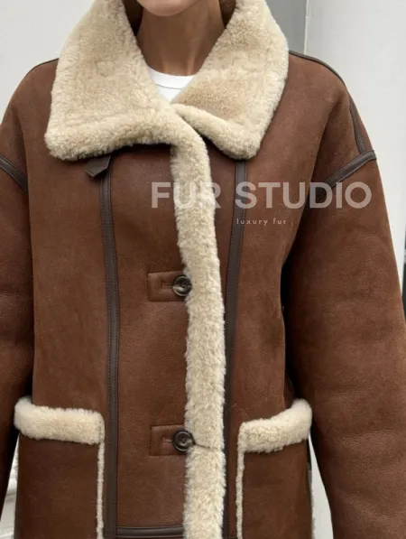Современная коричневая дубленка из меха кёрли «Casual style» - фото 2
