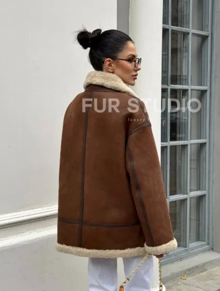 Современная коричневая дубленка из меха кёрли «Casual style» - фото 15