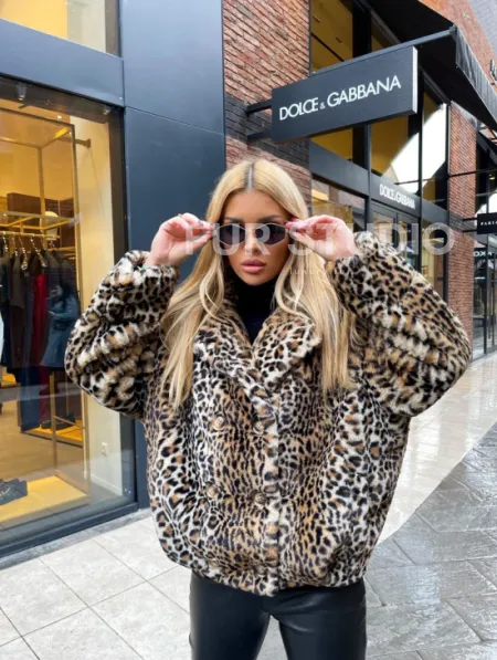 Короткая шуба под леопард из экомеха - фото 3