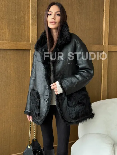 Черная двухсторонняя дубленка из меха тиградо - фото 7