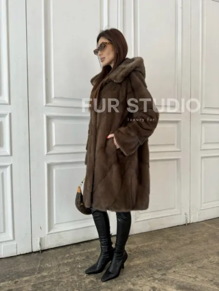 Шуба из меха норки с капюшоном в цвете орех - фото 5