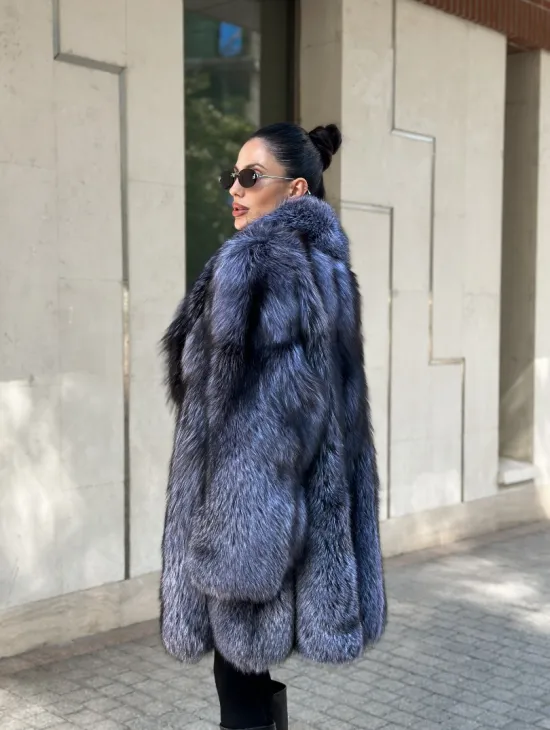Удлиненная шуба из чернобурой лисы - фото 6
