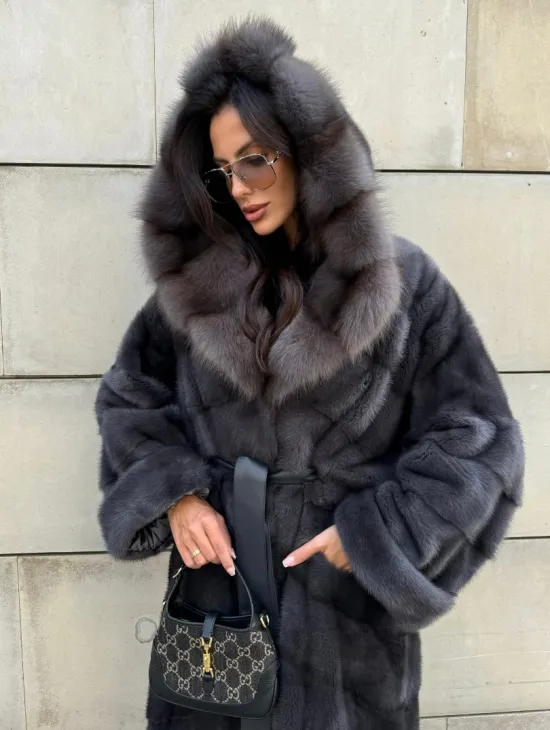 Длинная норковая шуба с капюшоном из меха куницы - цвет графит - фото 7