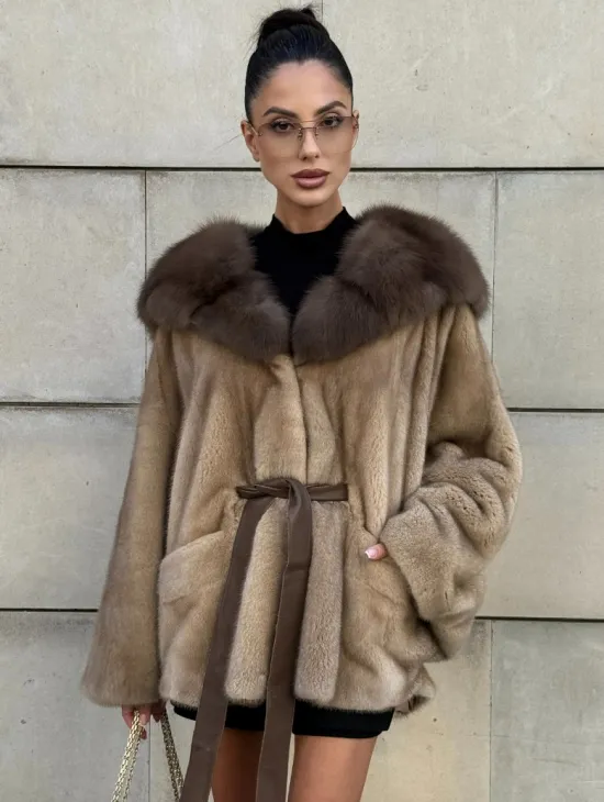 Шуба из аукционного меха норки NAFA MINK с капюшоном из куницы - фото 8