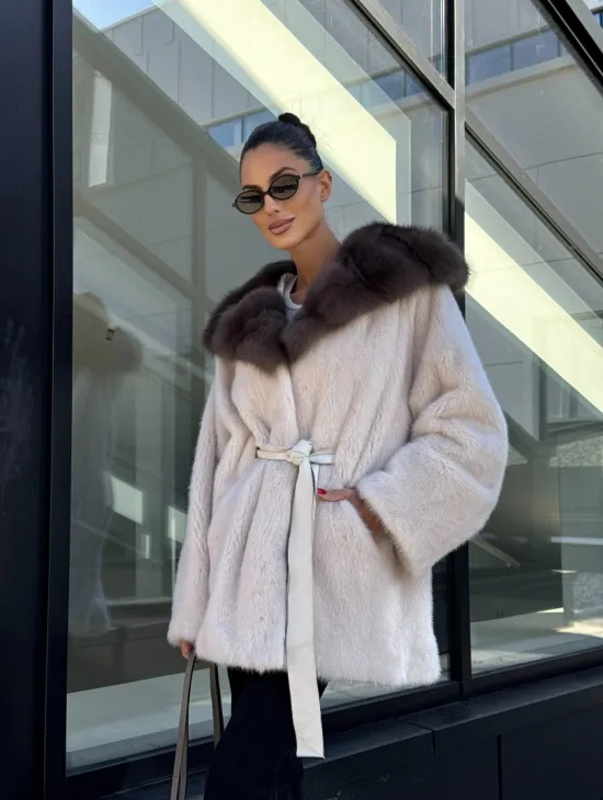 Полушубок из светлой норки с капюшоном куница с поясом - фото 10