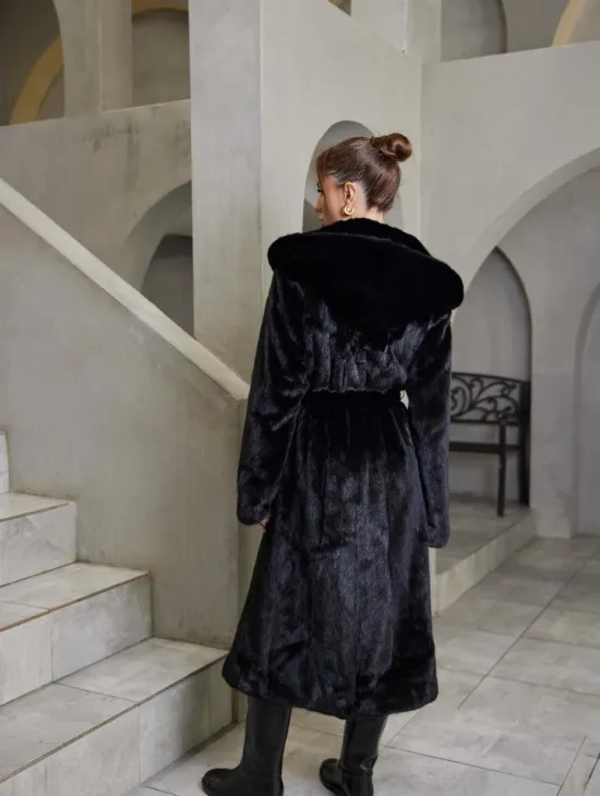 Классическая норковая шуба с капюшоном кобра черного цвета - фото 3