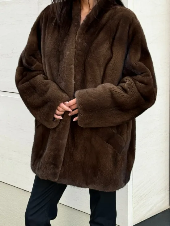 Стильная шубка из меха норки SAGA FURS  в цвете соболь - фото 1