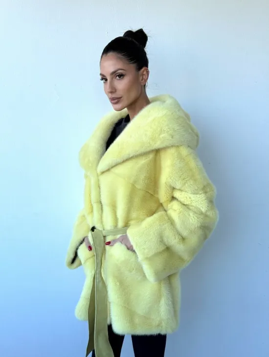 Полушубок кимоно из аукционной норки с капюшоном в нежно-желтом  цвете - фото 4