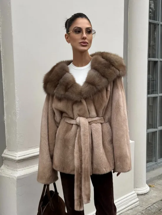 Шуба - пончо под пояс из плюшевой норки с капюшоном из меха куницы - фото 7