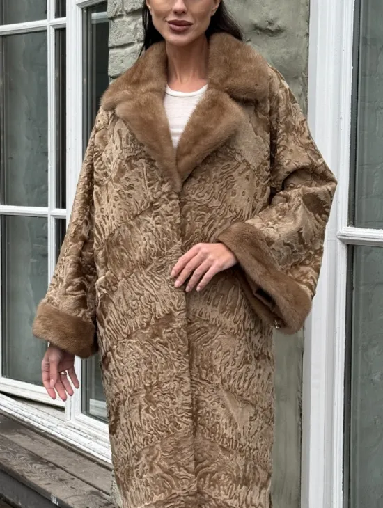 Женская шуба из меха каракуля GOLD кимоно паркет английский воротник - фото 2