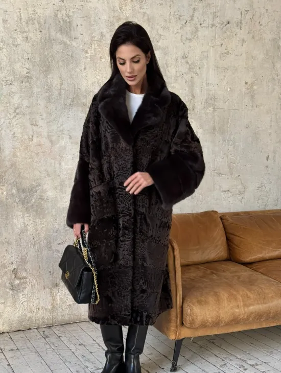 Женская шуба из натурального меха каракульчи с отделкой из норки - фото 6