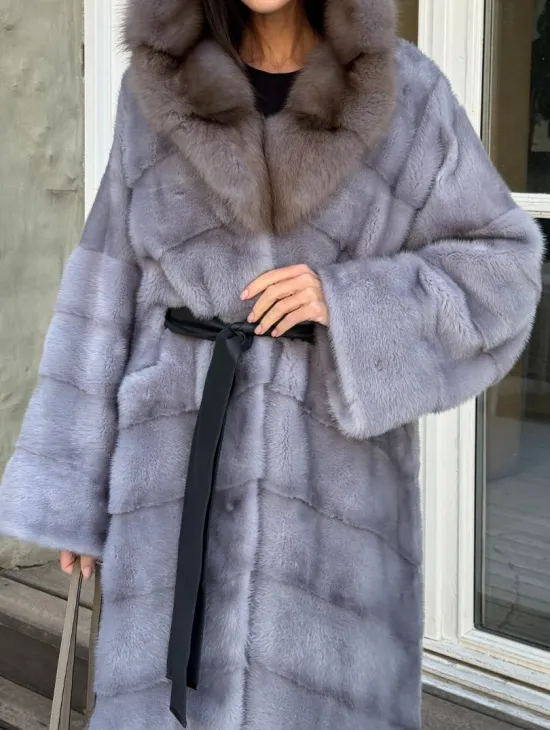 Норковая шуба голубого цвета с капюшоном из натурального меха куницы - фото 2