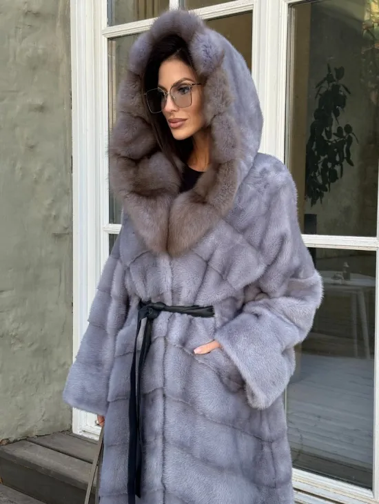 Норковая шуба голубого цвета с капюшоном из натурального меха куницы - фото 3
