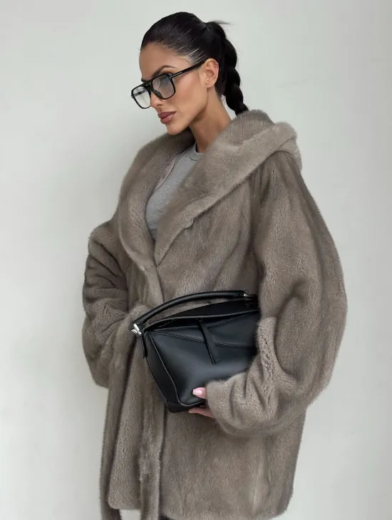 Полушубок женский из натурального меха норки с капюшоном под пояс - фото 4