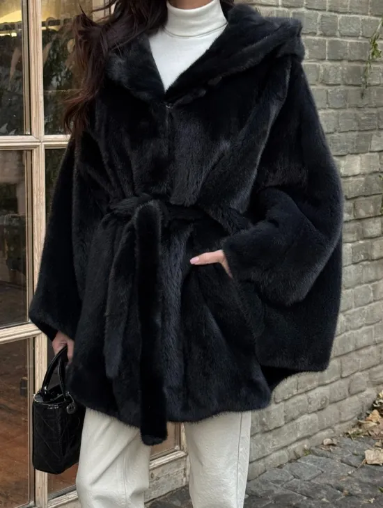 Меховое пончо из скандинавской норки с капюшоном - черный изумруд - фото 1