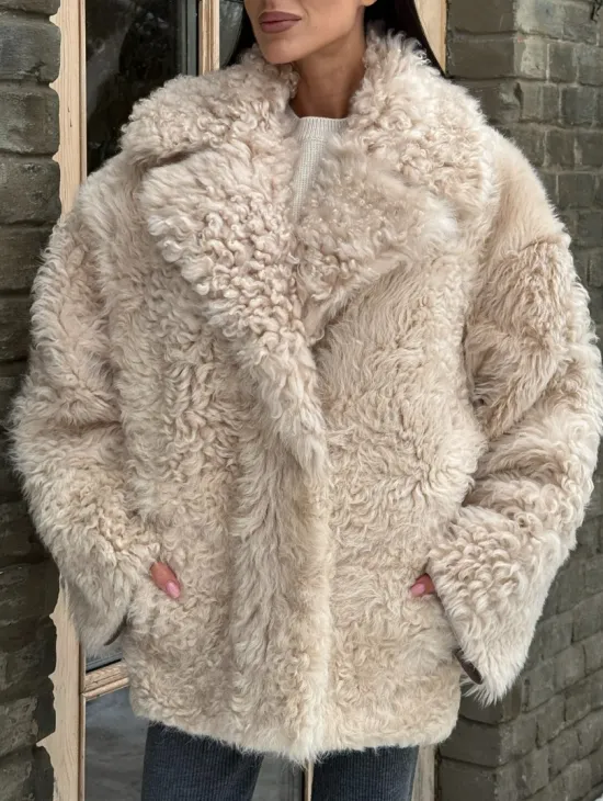 Светлая короткая шуба из испанской овчины - фото 2