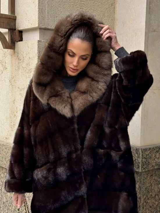 Удлиненная норковая шуба с капюшоном куница, цвет горький шоколад - фото 3
