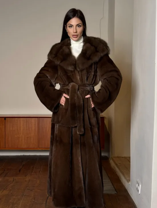 Длинная норковая шуба прямого кроя с меховым поясом и капюшоном из меха куницы - фото 7