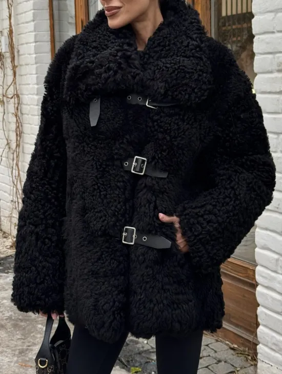 Черная дубленка средней длины из овчины тиградо 