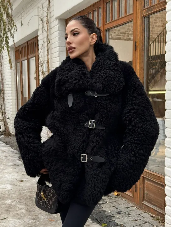 Черная дубленка средней длины из овчины тиградо 