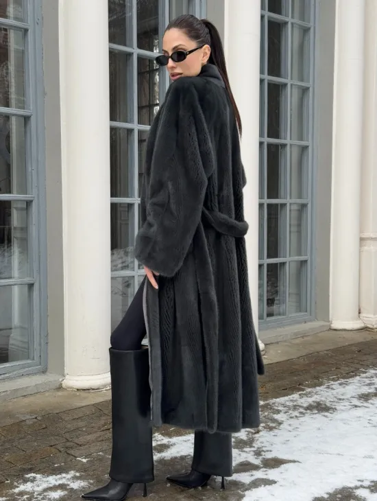 Модная норковая шуба в цвете графит с V-образным воротником - фото 6