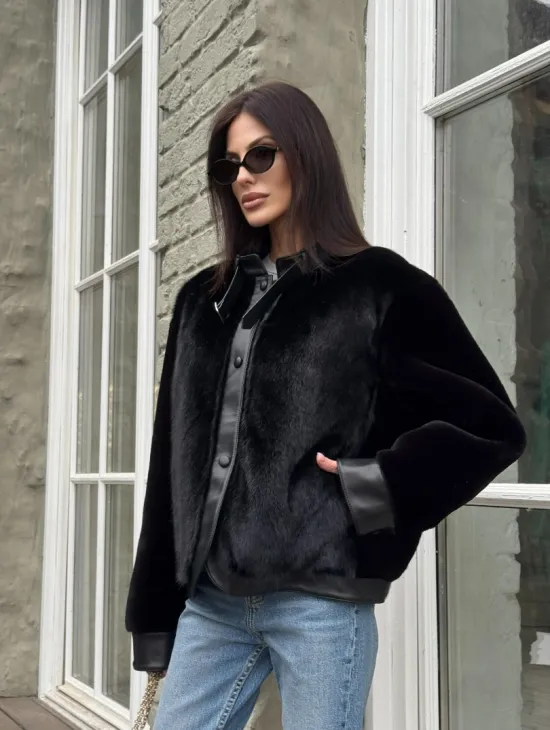 Куртка из мутона с мехом норки - черная - фото 7