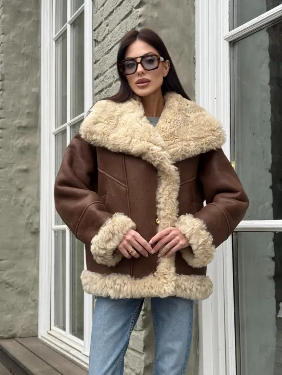 Коричневая женская дубленка с воротником «Челси» из овчины тиградо - фото 8
