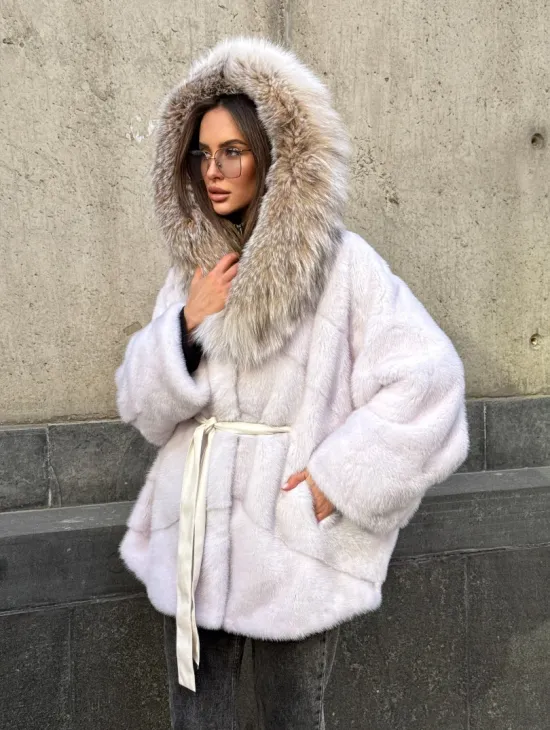 Белая норковая шуба-кимоно с капюшоном из отделки рыси - фото 11