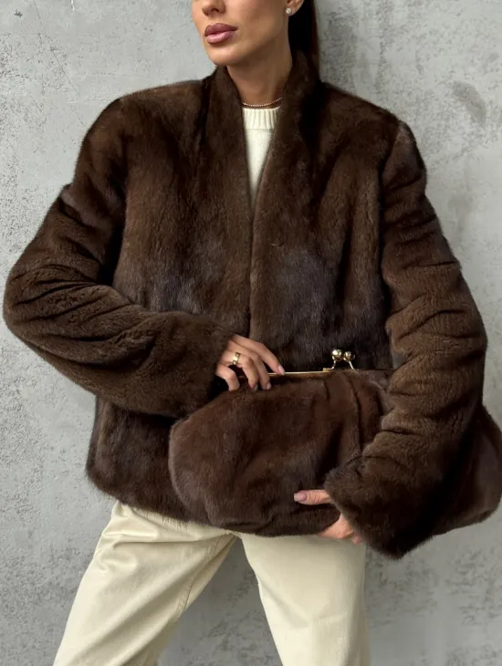 Меховой кроп - жакет из норки цвета соболь с V-образным воротником - фото 2