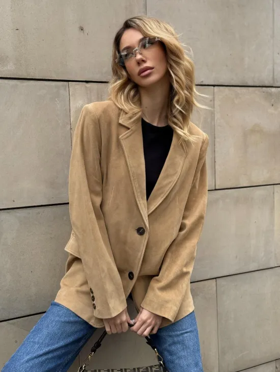 Стильный однобортный пиджак из натуральной замши в бежевом цвете - фото 7