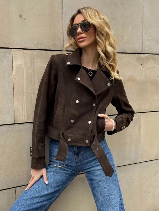 Короткая замшевая курточка с прорезными карманами и ремнём на талии - фото 7