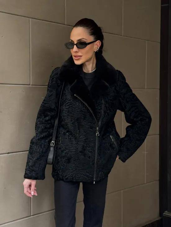 Каракулевая косуха с отделкой из меха норки на воротнике - фото 8