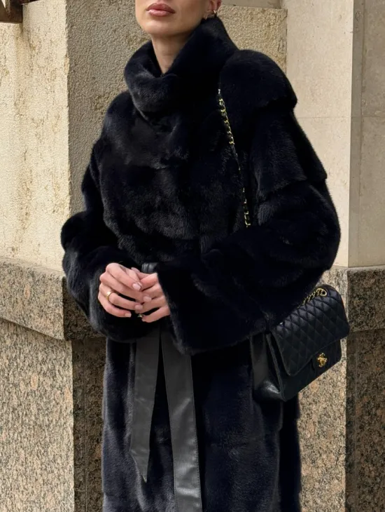 Шуба из плюшевой скандинавской норки в сине-черном цвете - стойка воротник - фото 2