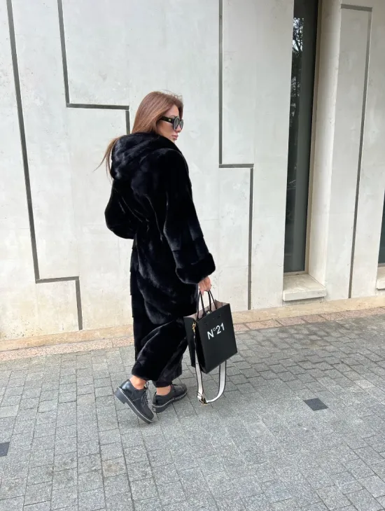 Шуба из норки Velvet с капюшоном в черном цвете - фото 11