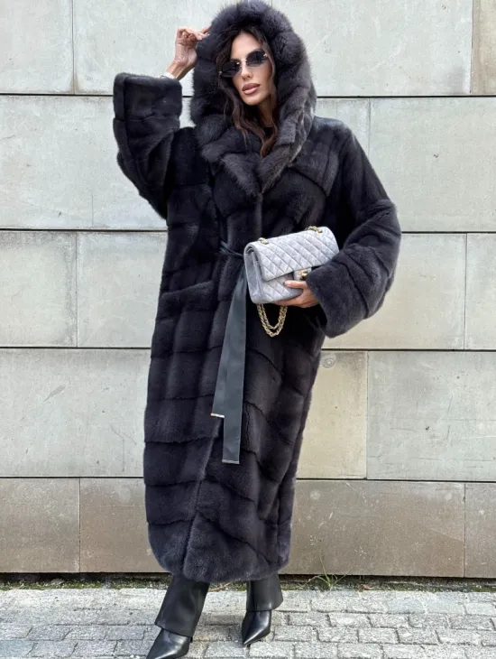 Норковая шуба в цвете графит с капюшоном из куницы - фото 0