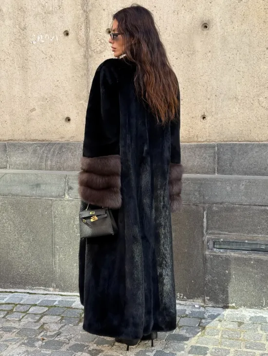 Длинная черная норковая шуба с манжетами из меха куницы - фото 6