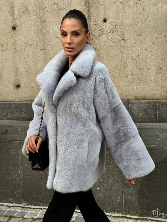Элегантный полушубок из скандинавской норки небесно-голубого оттенка - фото 7