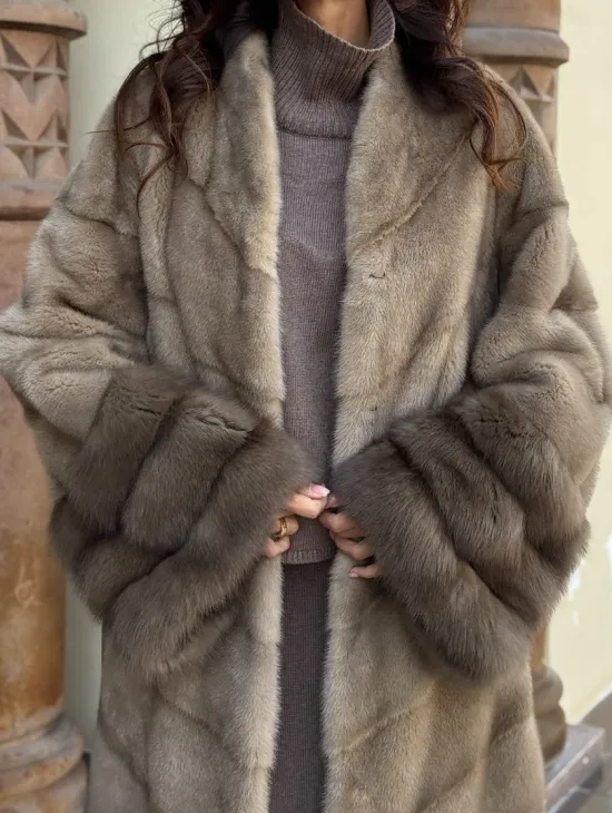 Шуба норковая пастель прямого кроя с отделкой на рукавах из меха куницы - фото 2