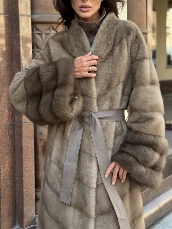 Шуба норковая пастель прямого кроя с отделкой на рукавах из меха куницы - фото 3