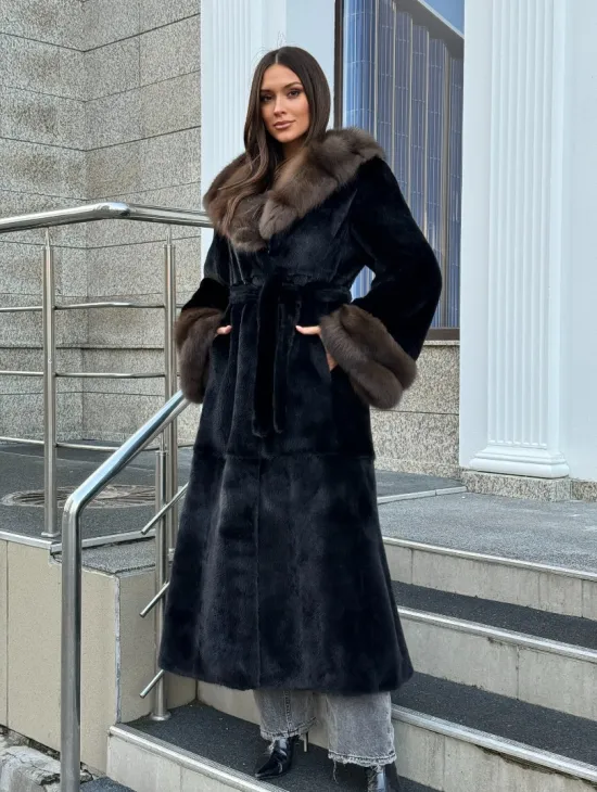 Черная шуба из меха SAGA FURS с отделкой из куницы - фото 9