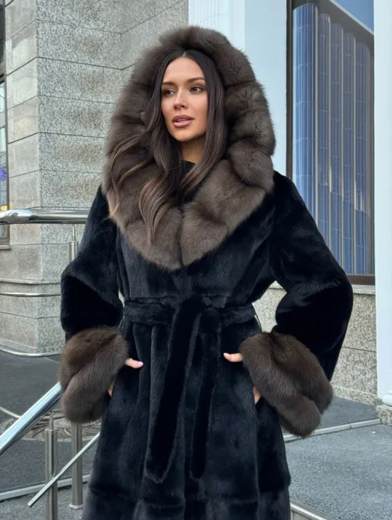 Черная шуба из меха SAGA FURS с отделкой из куницы - фото 11