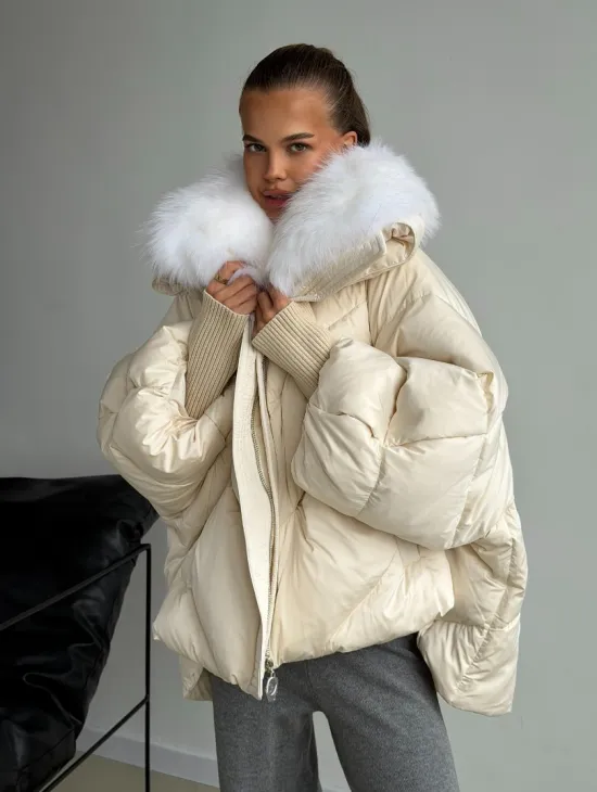 Бежевый зимний пуховик - фото 6