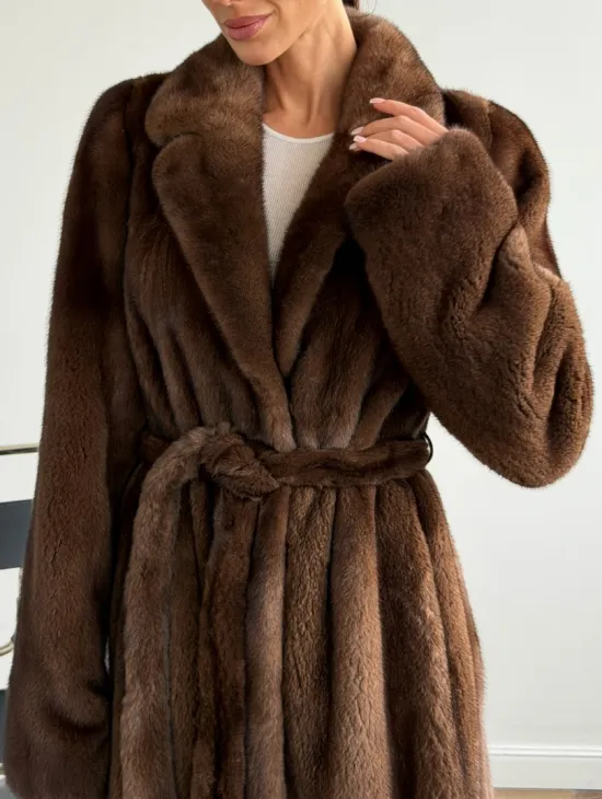 Прямая шуба из норки с поясом - фото 4