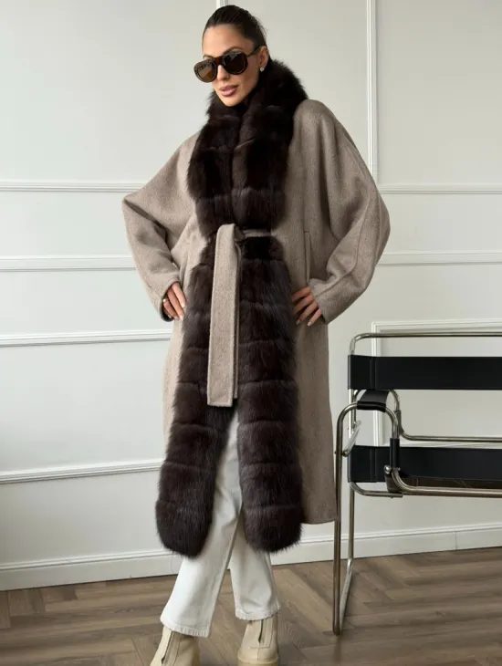 Длинное пальто с мехом финского песца - фото 6