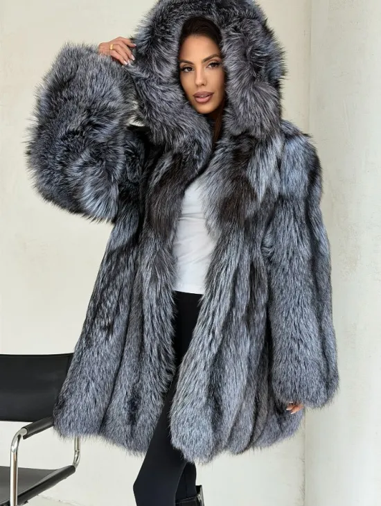Шуба из натурального меха чернобурки с капюшоном - фото 4