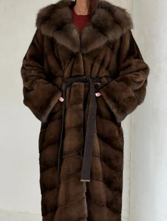 Норковая шуба цвета «орех» с капюшоном из куницы - фото 1