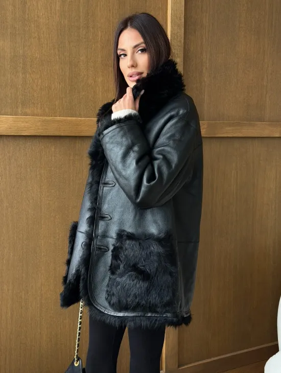 Черная двухсторонняя дубленка из меха тиградо - фото 8