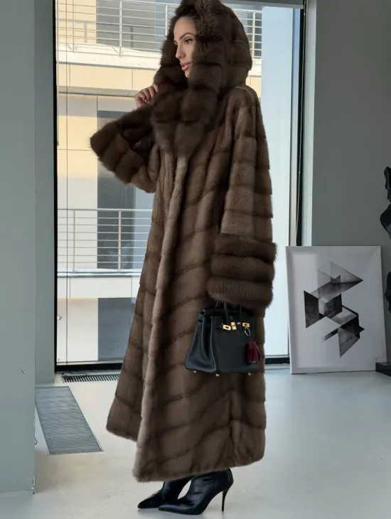 Длинная норковая шуба с отделкой из куницы на рукавах и капюшоне - фото 4